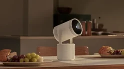 Samsung The Freestyle LFF3C mini vidéoprojecteur avec correction trapézoïdale automatique, HDR et Smart TV